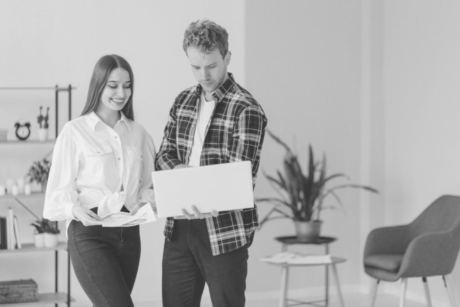 Participants travaillant ensemble sur des modèles budgétaires
